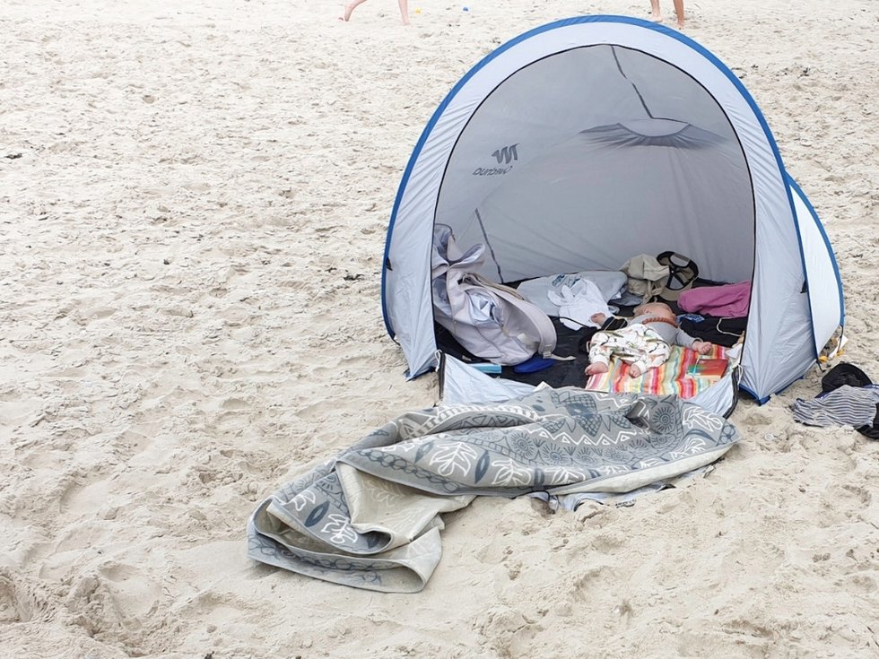 Eine Strandmuschel ist für einen wettergeschützten Babyschlaf besonders praktisch.